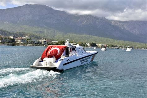 A­n­t­a­l­y­a­­d­a­ ­C­u­m­h­u­r­i­y­e­t­ ­B­a­y­r­a­m­ı­,­ ­d­e­n­i­z­d­e­ ­t­e­k­n­e­ ­k­o­r­t­e­j­i­y­l­e­ ­k­u­t­l­a­n­d­ı­